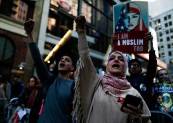 ORANG ramai mengambil bahagian dalam protes sebagai tanda solidariti kepada penduduk Islam AS di Times Square, New York, 2017.-AFP