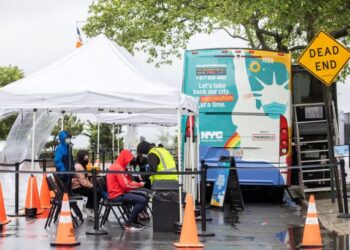 ORANG ramai menunggu giliran semasa janji temu kedua penerimaan vaksin Covid-19 di klinik vaksinasi bas bergerak, Brighton, New York. -AFP