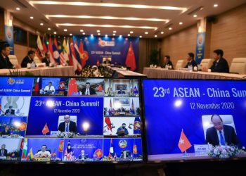 Perdana Menteri Vietnam, Nguyen Xuan Phuc mempengerusikan Sidang Kemuncak ASEAN 2020 secara maya di Hanoi, semalam. – AFP