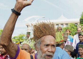 MASYARAKAT Orang Asli perlu diberi kebebasan untuk menentukan pembangunan dan hala tuju diri sendiri. - GAMBAR HIASAN