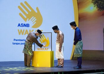 ARIFIN ZAKARIA (kiri) melancarkan ASNB Wakaf sambil disaksikan oleh Pengerusi MAIWP, Tan Sri Dr. Daud Bakar dan Ahmad Zulqarnain Onn (kanan) di Kuala Lumpur, semalam. - GAMBAR/PNB