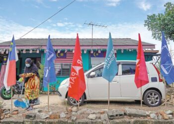 SEORANG pendudk di Kampung Seri Mendapat, Felcra Lembah Kesang di Jasin memasang bendera semua parti yang bertanding dalam Pilihan Raya Negeri Melaka di halaman rumahnya seolah-olah memberi isyarat bahawa dia belum membuat keputusan parti yang akan dipilihnya.