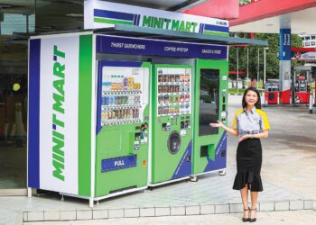 Amy Gan di hadapan kedai runcit layan diri Minit Mart oleh ATLAS Vending yang dilancarkan, kelmarin.