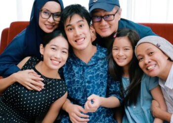 Adam, anak istimewa ini mula dikenali ramai apabila bapanya, Iman Wan Tuck Meng (bertopi) berkongsi kepada umum tentang keadaannya melalui platform media sosial seperti Facebook dan Instagram.