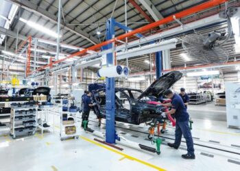 PELAKSANAAN Perintah Kawalan Pergerakan (PKP) yang berpanjangan telah menjejaskan operasi industri
automotif tempatan dan eksport komponen automotif. – GAMBAR HIASAN