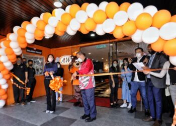 AMINUDDIN Harun ketika merasmikan Pembukaan Semula Restoran A&W Seremban dan Kafe Jamaica Blue di Seremban, kelmarin.-UTUSAN/MOHD. SHAHJEHAN MAAMIN