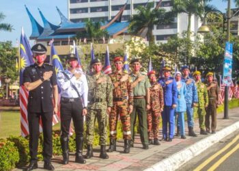 Kakitangan kerajaan perlu terus menzahirkan komitmen dalam memastikan negara berjaya mengekang penularan pandemik Covid-19.