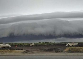 'AWAN tsunami' mencetuskan panik dalam kalangan penduduk Aceh Barat. - AGENSI