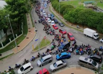 PROGRAM pengedaran ayam sejuk beku percuma mengakibatkan kesesakan lalu lintas di Putrajaya, semalam. - FB