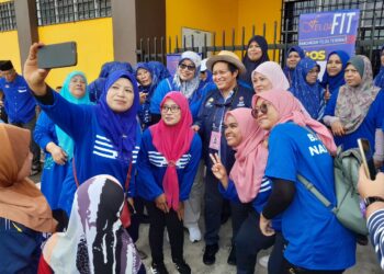 AZALINA OTHMAN SAID  bertemu penduduk di Felda Semenchu, Kota Tinggi, Johor.