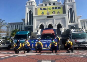 AZLAN Man (tengah) pada majlis pelepasan sumbangan kerajaan negeri-bantuan bencana Pahang di Kompleks DUN, Kangar, Perlis hari ini.