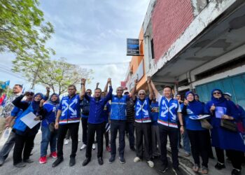 AZLAN Man (tengah) bersama calon-calon dalam Parlimen Kangar dalam sesi walkabout di pekan Kuala Perlis.- UTUSAN/ASYRAF MUHAMMAD