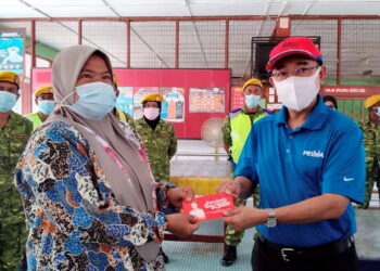 NOOR Azmi Ghazali (kanan) menyampaikan sumbangan kepada mangsa banjir di PPS SK Parit Haji Aman, Bagan Serai hari ini. - GAMBAR WAT KAMAL ABAS