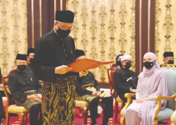 Ismail Sabri Yaakob ketika Istiadat Pengurniaan Surat Cara Pelantikan dan Mengangkat Sumpah Jawatan di hadapan Yang di-Pertuan Agong, Al-Sultan Abdullah Ri’ayatuddin Al-Mustafa Billah Shah di Istana Negara semalam. – IHSAN/ISTANA NEGARA