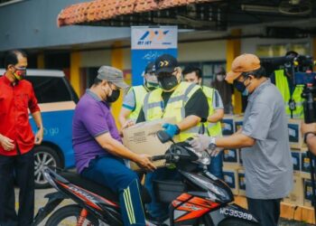 KETUA Pegawai Eksekutif MY Jet Xpress Airlines Sdn. Bhd., Azrul Hisham Abdul Wahab menyampaikan bantuan Bakul Makananan kepada keluarga pelajar SMK Subang yang terkesan sepanjang Covid-19.