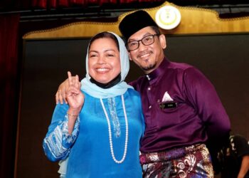 AHMAD Faizal Azumu bersama isterinya, Datin Seri Dr. Nomee Ashikin Mohammed Radzi selepas sidang akhbar di Ipoh hari ini. - UTUSAN/ZULFACHRI ZULKILI