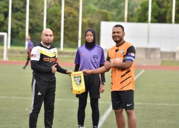 SAFEE Sali (kanan) mengalas tugas sebagai kapten pasukan pada perlawanan persahabatan bola sepak amal antara Kelab Sukan Veteran Boss Gaurus dan selebriti bagi mengumpulkan dana untuk disalurkan kepada dua buah badan kebajikan.