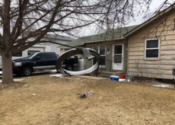 SERPIHAN besar jatuh di sebuah kawasan perumahan Broomfield di pinggir bandar Denver. - AFP