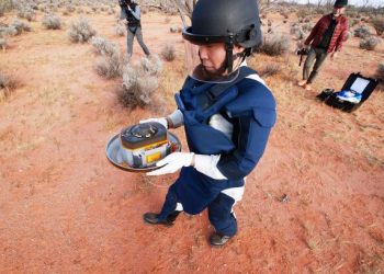 PETUGAS Agensi Penerokaan Aeroangkasa Jepun (JAXA) menemukan kapsul yang membawa debu asteroid di kawasan gurun di selatan Australia. - AFP