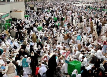 JEMAAH tidak dibenarkan berbuka puasa beramai-ramai di dua masjid suci sepanjang Ramadan bagi mengekang Covid-19. - AFP