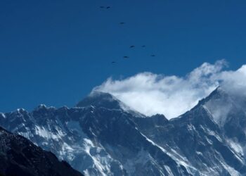 GUNUNG Everest melaporkan kes Covid-19  pertama selepas seorang peserta ekspedisi disahkan positif jangkitan itu. - AFP