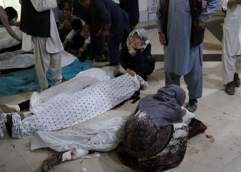 AHLI keluarga meratapi kematian sejumlah pelajar perempuan yang maut dalam serangan bom di sebuah sekolah di Kabul, Afghanistan. - AFP