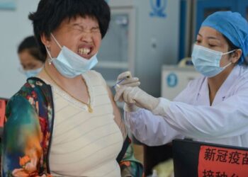 SEORANG penduduk menerima suntikan vaksin Covid-19 di bandar Fuyang, wilayah Anhui, China. - AFP