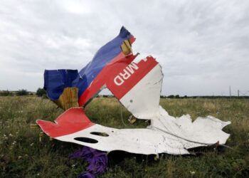 SERPIHAN bangkai pesawat MH17 yang ditembak jatuh di timur Ukraine pada Julai 2014. - AFP