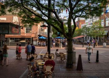 ORANG ramai bersiar-siar tanpa memakai pelitup muka di Burlington, Vermont, Amerika Syarikat. - AFP