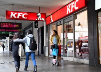 RAHANG seorang wanita terkehel sehingga terpaksa menjalani pembedahan selepas makan burger Zinger KFC. - AFP