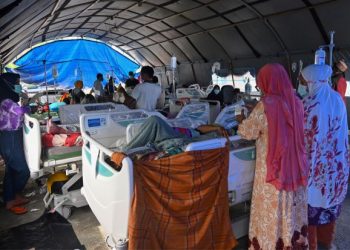 KEADAAN di luar sebuah hospital yang sesak dengan mangsa gempa bumi di bandar Mamuju, Sulawesi Barat, Indonesia. - AFP