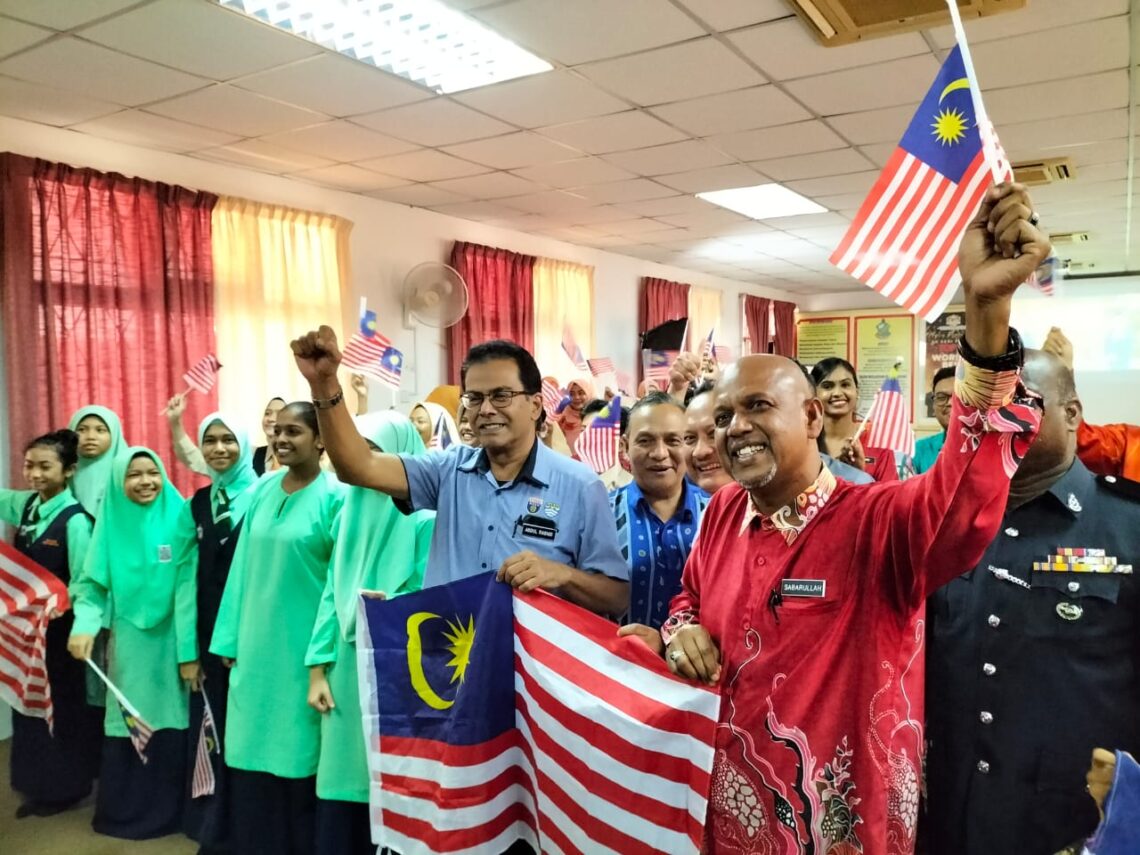 Inovasi Meja Atasi Masalah Beg Sekolah Berat Julang SK Seri Permai Di ...