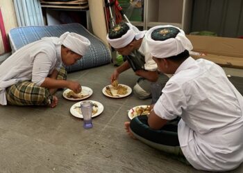 Para pelajar di Pusat Tahfiz Quran al-Bukhari Tok Bali, Pasir Puteh hidup berjimat cermat bagi menempuh musim pandemik. - UTUSAN/TOREK SULONG