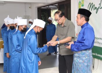 MAH Hang Soon menyampaikan duit raya kepada pelajar  Baitul Al Hilmi di Kampung Tambak,  Slim River dekat Tanjung Malim semalam. - UTUSAN/MUHAMAD NAZREEN SYAH MUSTHAFA