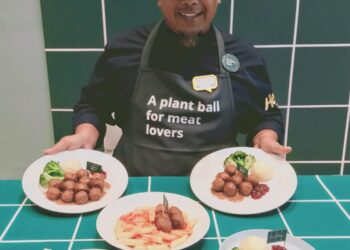 ZULKARNAIN KAMARUDDIN menunjukkan lima menu baharu Bebola Tumbuhan ketika sesi review makanan di Restoran ala Sweden IKEA Batu Kawan, Pulau Pinang, baru-baru ini.