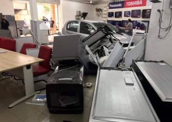 SEBUAH kereta Perodua Myvi dipandu seorang warga emas merempuh kedai menjual perabot dan barangan elektrik di Jalan PPM2 Plaza Malim Melaka, hari ini.