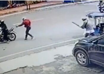 RAKAMAN CCTV menunjukkan dua suspek merompak wang milik seorang lelaki warga emas di sebuah bank di Makassar.-AGENSI