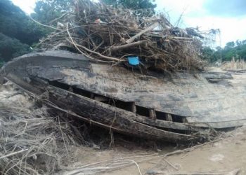 BANGKAI kapal dipercayai berusia ratusan tahun ditemukan terdampar di tepi Sungai Lipis berhampiran Kampung Pagar Lama di Penjom, Lipis, Pahang.