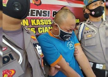 SUSPEK bakar kekasih (tengah) menangis ketika dibawa oleh polis pada sidang akhbar.