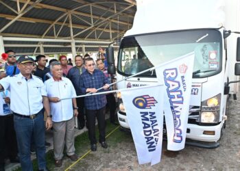 SALAHUDDIN Ayub (kanan) melepaskan Lori Rahmah peringkat negeri Terengganu di UniSZA, Kuala Nerus, Terengganu, petang ini. - UTUSAN/PUQTRA HAIRRY ROSLI