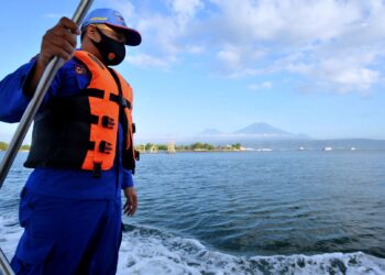 ANGGOTA penyelamat mencari mangsa kapal KMP Yunicee yang karam di perairan Bali baru-baru ini. - AFP