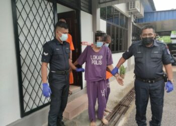 ANGGOTA polis membawa lelaki yang disyaki membaling batu pada kenderaan untuk mendapatkan perintah reman di Mahkamah Majistret Jitra, Kubang Pasu hari ini.  - UTUSAN/ ZAID MOHD. NOOR