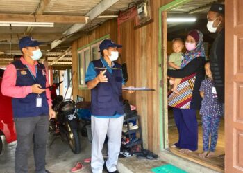 MOHD. Uzir Mahidin (dua dari kiri) turun padang melakukan bancian penduduk di Kampung Seberang Takir, Kuala Nerus, Terengganu, hari ini. UTUSAN/TENGKU DANISH BAHRI TENGKU YUSOFF