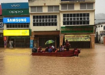 BANDAR Maran ditenggelami air susulan hujan lebat yang menyebabkan limpahan Sungai Maran di Maran, Pahang. - FOTO/ABDUL RASHID ABDUL RAHMAN