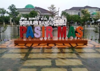 BANDAR Baru Pasir Mas mula dinaiki air pagi ini. - FOTO/ZULHANIFA SIDEK