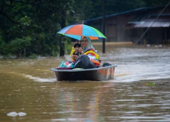 ANTARA penduduk Kampung Belimbing, Jongok Batu di Dungun, Terengganu yang berpindah ke tempat selamat selepas rumah mereka ditenggelami banjir, semalam. - UTUSAN/PUQTRA HAIRRY ROSLI