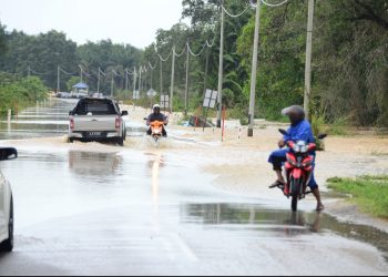 JALAN menghala Tanjung Medang yang masih dinaiki air di Pekan, Pahang, semalam.