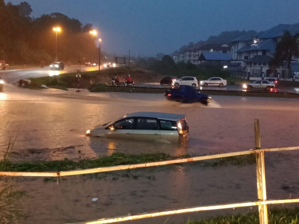 Kenderaan Terkandas Akibat Banjir Kilat