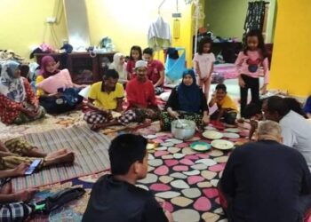 SEBAHAGIAN penduduk yang terkepung terpaksa menggunakan air banjir untuk minum, memasak dan membancuh susu selepas Kampung Tasek Bakong, Rantau Panjang, Kelantan terputus hubungan akibat ditenggelami banjir.