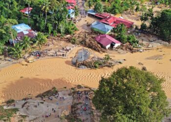 KEADAAN rumah penduduk dipenuhi lumpur, batang pokok dan sisa kayu  manakala Jambatan Sungai Iboi yang menghubungkan jalan utama di kampung berkenaan turut dihanyutkan air deras dalam kejadian kepala air di Kupang, Baling, Kedah, semalam. – UTUSAN/SHAHIR NOORDIN